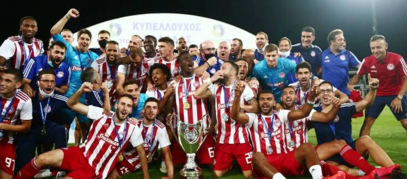 Το πανηγύρισαν οι «Ερυθρόλευκοι» - Στιγμιότυπα από την απονομή του Κυπέλλου (φώτο)